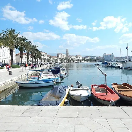 Center Διαμέρισμα Σπλιτ